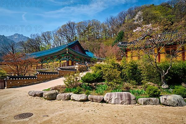 Sinheungsa Buddhist temple in Seoraksan National Park