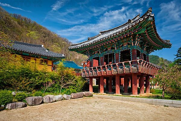 Sinheungsa Buddhist temple in Seoraksan National Park