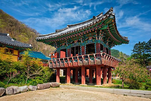 Sinheungsa Buddhist temple in Seoraksan National Park