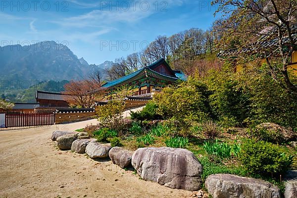 Sinheungsa Buddhist temple in Seoraksan National Park