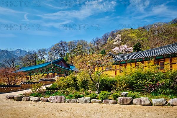 Sinheungsa Buddhist temple in Seoraksan National Park