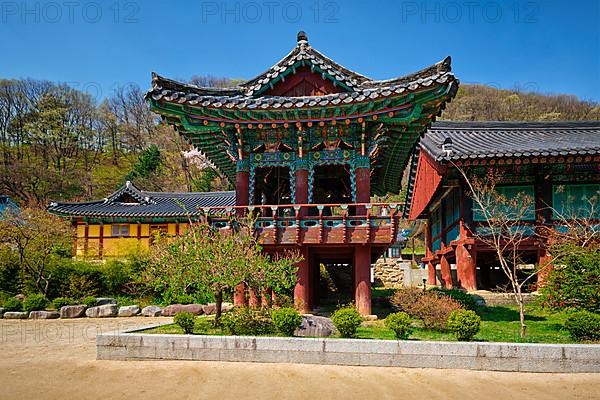 Sinheungsa Buddhist temple in Seoraksan National Park