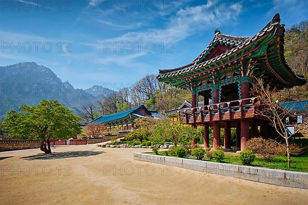 Sinheungsa Buddhist temple in Seoraksan National Park