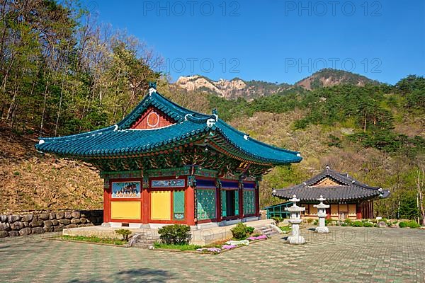 Sinheungsa Buddhist temple in Seoraksan National Park