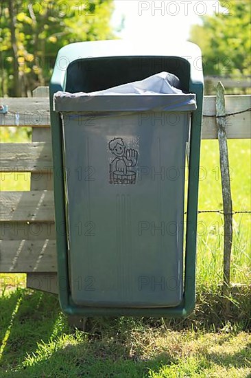 Litter bin at dog run