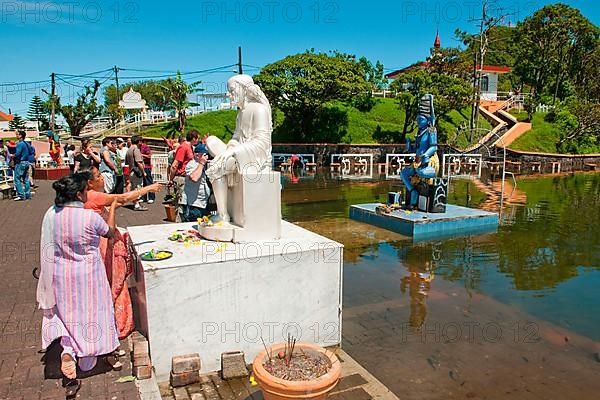 Pilgrims paying homage