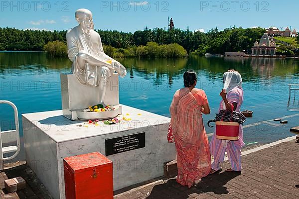 Pilgrims paying homage