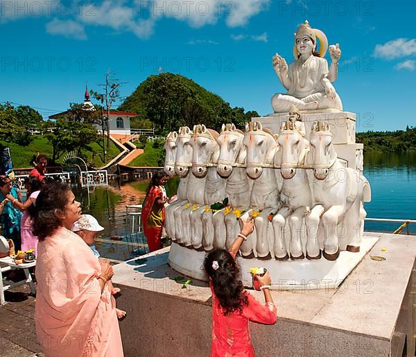 Pilgrims paying homage