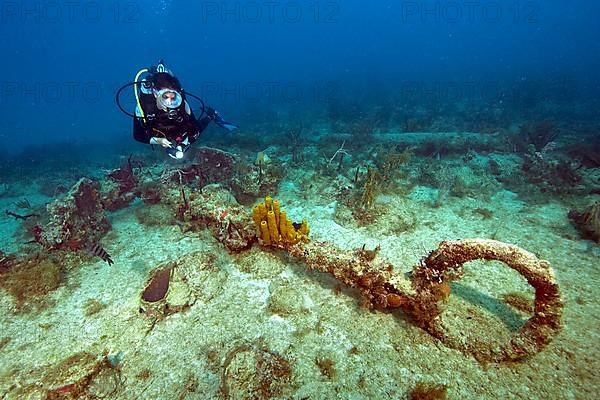 Divers at anchor of the Galleon nuestra Senora de Guadalupe