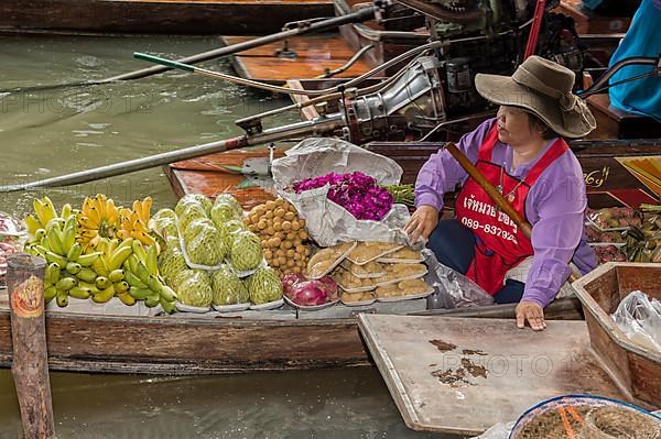 Damnoen Saduak Floating Market