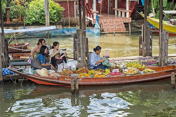 Damnoen Saduak Floating Market