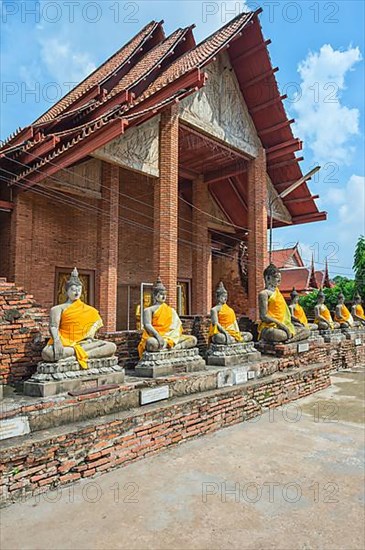 Buddha statues around the central stupa