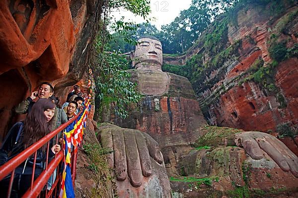 Queue of Chinese tourists descending the stairs to see the Giant Buddha of Leshan