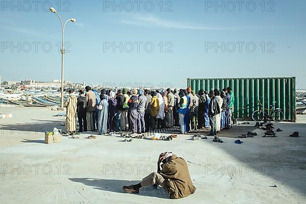 Dockworkers at evening prayer