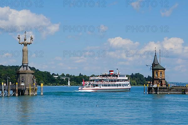 Excursion boat in the harbour entrance