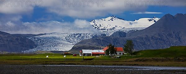 Holtasel farm in front of Flaajoekull glacier