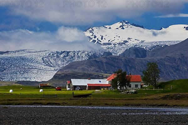 Holtasel farm in front of Flaajoekull glacier