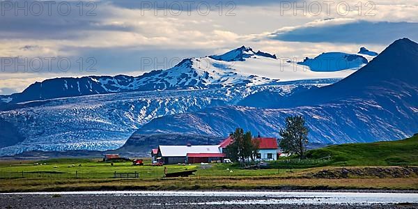 Holtasel farm in front of Flaajoekull glacier