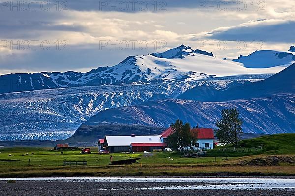 Holtasel farm in front of Flaajoekull glacier