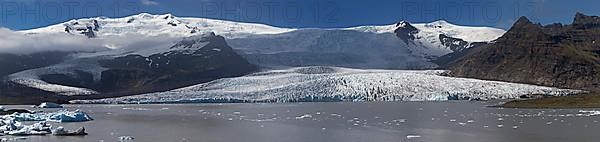 The glacier Fjallsjoekull with the glacial lake Fjallsarlon