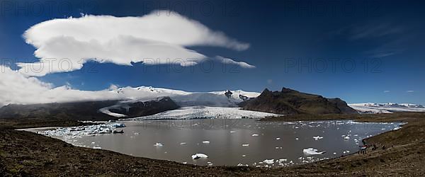 The glacier Fjallsjoekull with the glacial lake Fjallsarlon