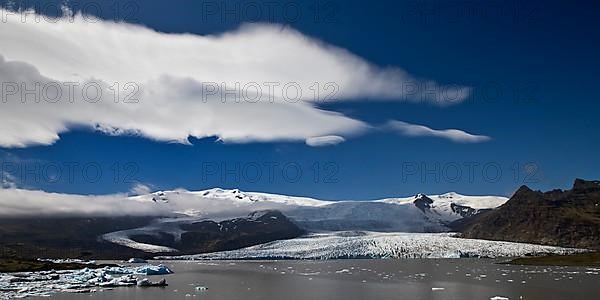 The glacier Fjallsjoekull with the glacial lake Fjallsarlon