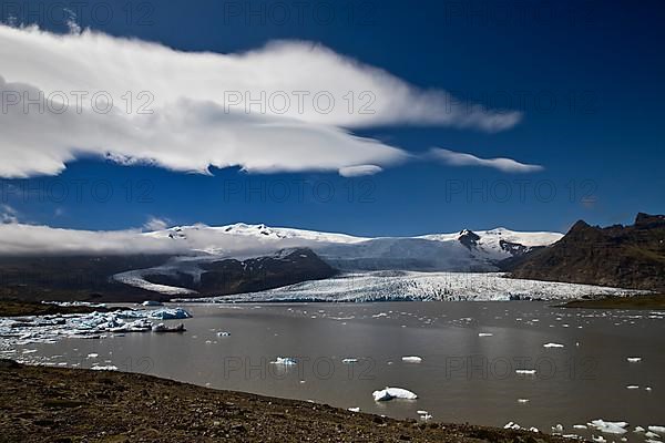 The glacier Fjallsjoekull with the glacial lake Fjallsarlon