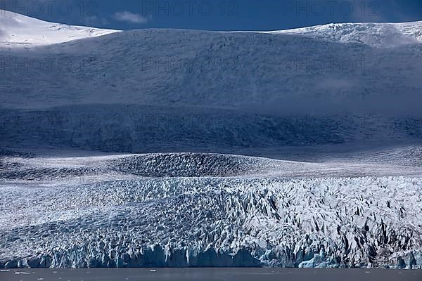 The glacier Fjallsjoekull with the glacial lake Fjallsarlon