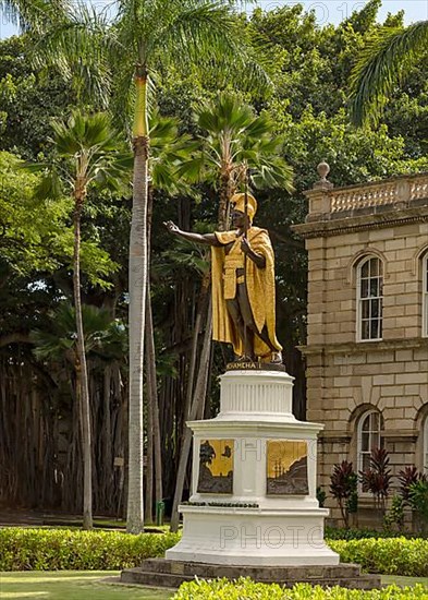 Kamehameha I Statue in front of the Hawaii State Supreme Court