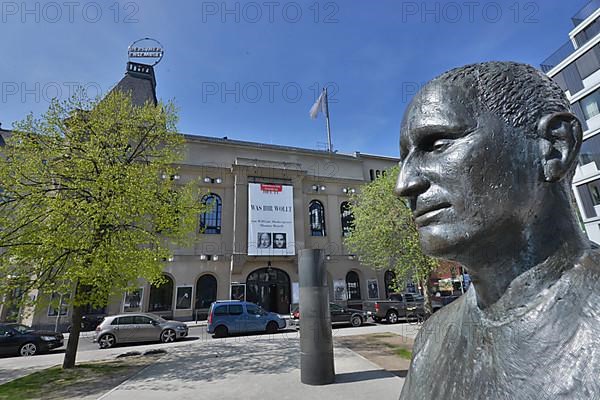 Bertolt Brecht Statue