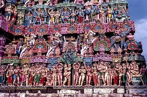 Stucco work figures in Sarangapani temple Rajagopuram the main gateway has eleven tiers and has a height of 173 ft 53 m in Kumbakonam