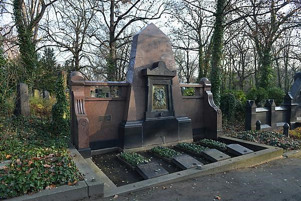 Family grave Erich Salomon