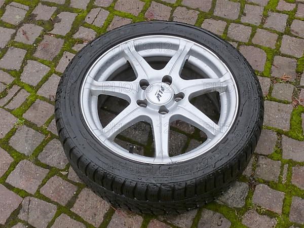 Alloy rim with winter tyres