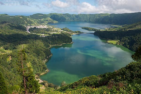 Lagoa Verde and Lagoa caldera