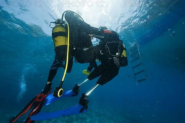 Disabled diver with instructor in sea