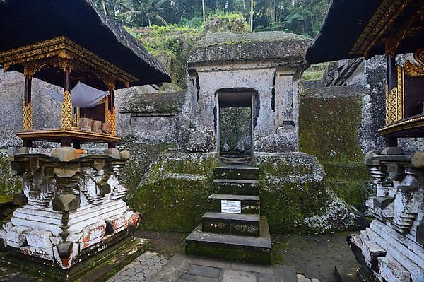 Pagodas and altars