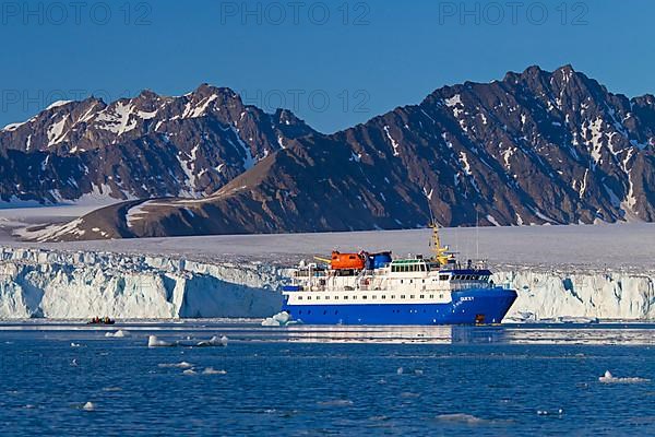 Expedition ship M/S Quest in Lilliehoeoekfjorden