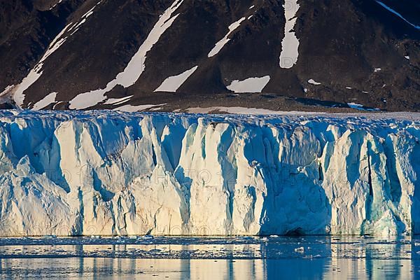 Lilliehoeoekbreen glacier calving into Lilliehoeoekfjorden