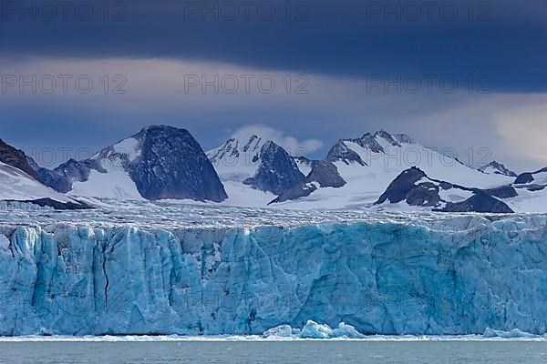 Samarinbreen glacier calving in Samarinvagen