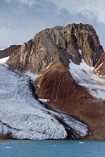 The Samarinbreen glacier flows into Samarinvagen