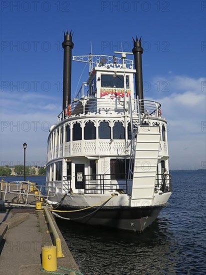 Steamer Island Queen