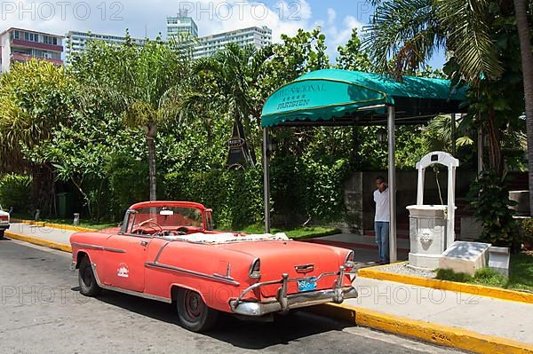 Chevrolet classic car in front of Hotel Nacional