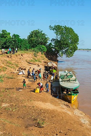 Passenger ferry at Belo sur Tsiribihina