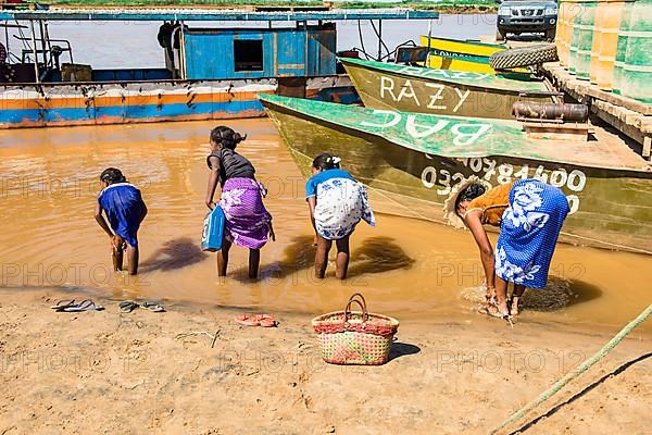 Malagasy woman clean themselves in the river