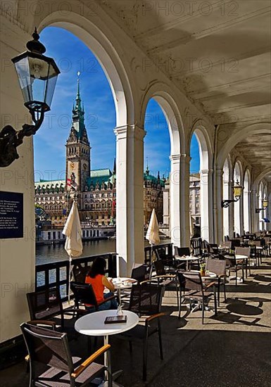 Alster arcades with view of the town hall tower