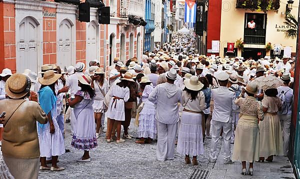 St. Cruz: Los Indianos is the central event of the Palmerian carnival on La Palma and dates back to the return of emigrants from Central America and Cuba. Participants are almost all the inhabitants of St. Cruz and tourists. La Palma