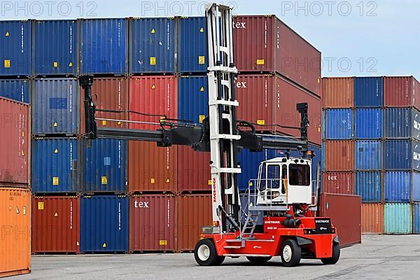 Container stacker Freight container