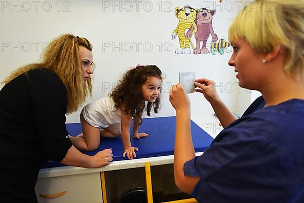 Iserlohn-Letmathe: Regular examinations of children in different age groups are the standard in the practices of paediatricians as here in a suburb of a large city. U7a-examination by a girl. Germany