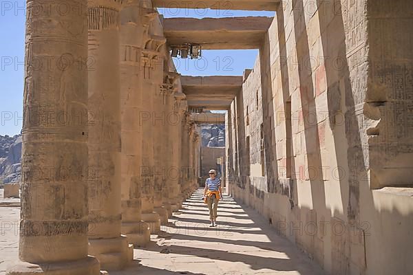 Western portico at Dromos Square