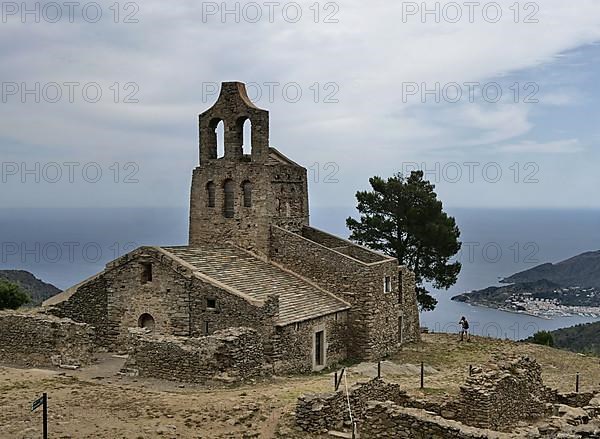 The pre-Romanesque church of Santa Helena de Rodes is located in the Cap de Creus Natural Park in the immediate vicinity of the monastery of Sant Pere de Rodes